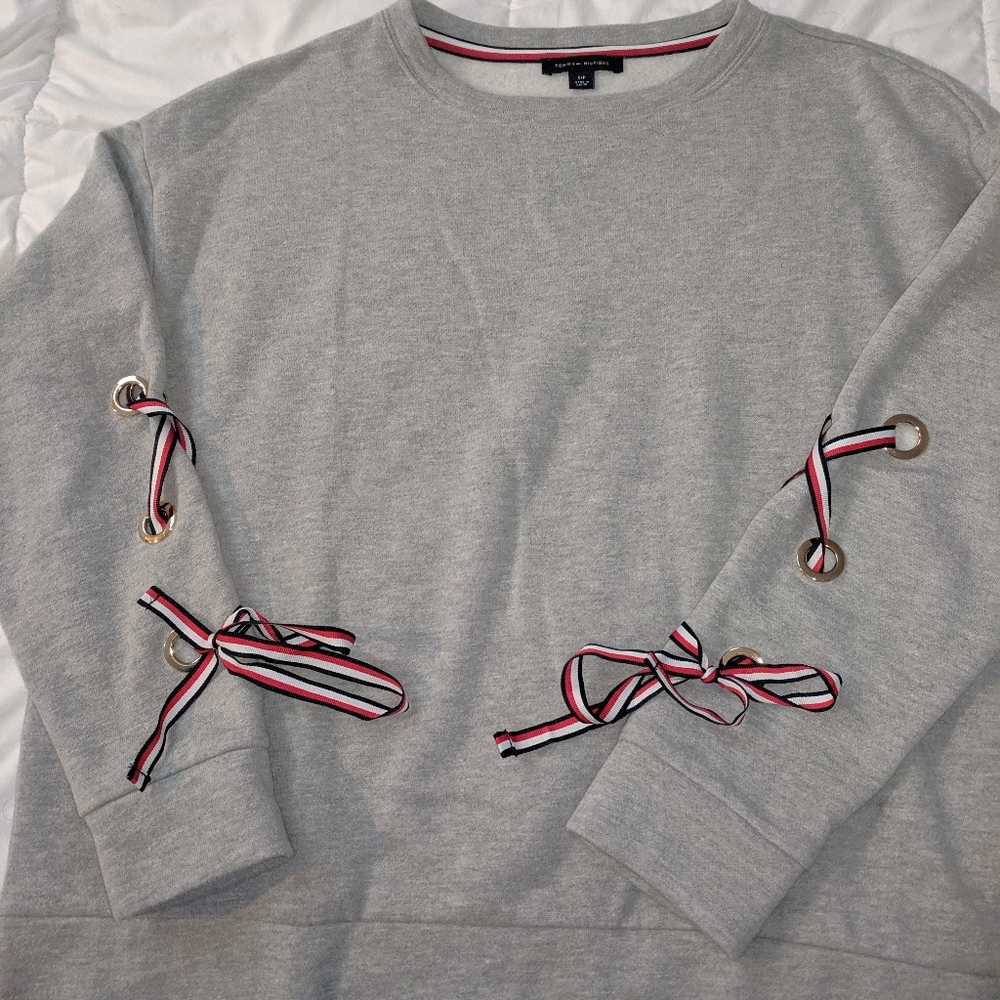 TOMMY HILFIGER nwot sweatshirt